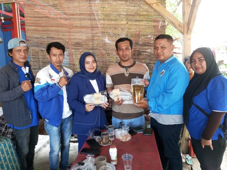 Bank Mandiri dan KNPI Cibarusah Bagikan 100 Liter Minyak Goreng Gratis