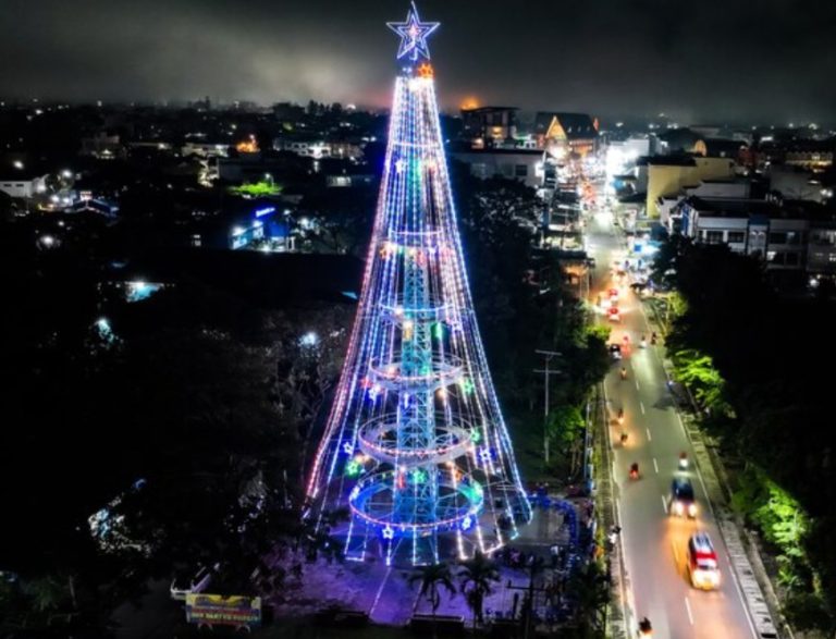 Walikota Siantar Nyalakan Pohon Natal Setinggi 39 Meter, Tertinggi di Asia Tenggara