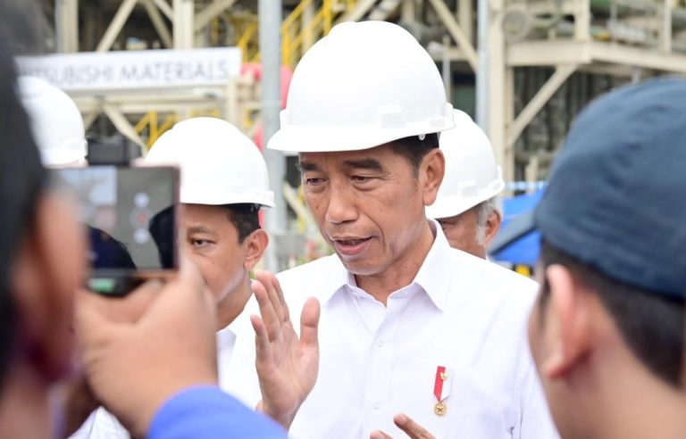 Jokowi Santai Tanggapi Kritikan Anies Perihal Demokrasi