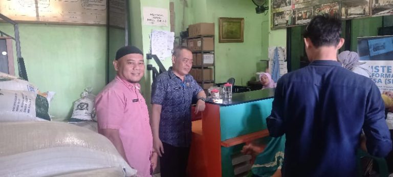 Kelurahan Pabuaran Salurkan Bansos Pangan Beras sebanyak 1252 karung KPM  
