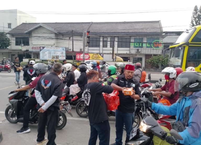PC 234 SC Cikarang Barat Bagikan Takjil Gratis di Bulan Ramadhan
