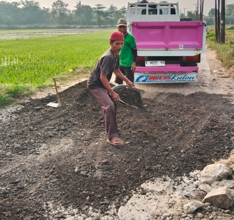 Pemdes Jayamulya Gandeng Pengusaha dan Masyarakat, Perbaikan Jalan Secara Swadaya