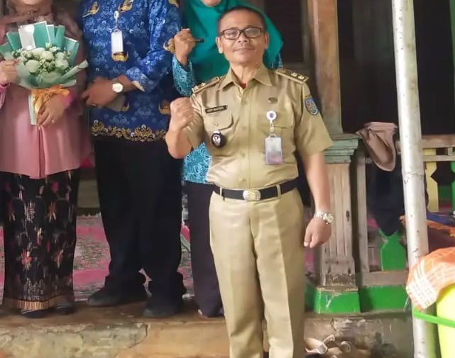 Asep Mustopa, Lurah Kalimuya Perhatikan Siskamling dan jadikan Wilayah “Bersinar” Dengan Pasang PJL 