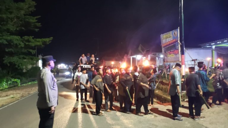 Polsek Tempilang : Pam Kegiatan Pawai obor dan Takbir Keliling Santri
