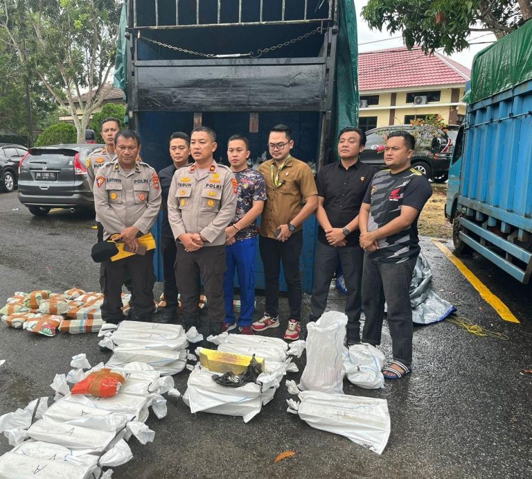 Polres Bangka Barat Berhasil Gagalkan Penyelundupan Timah, 1 unit Truk bermuatan Pasir dan Balok Timah diamankan