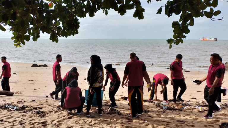 Sambut Hari Bhayangkara Ke-78, Polres Bangka Barat Bersih Bersih Pantai