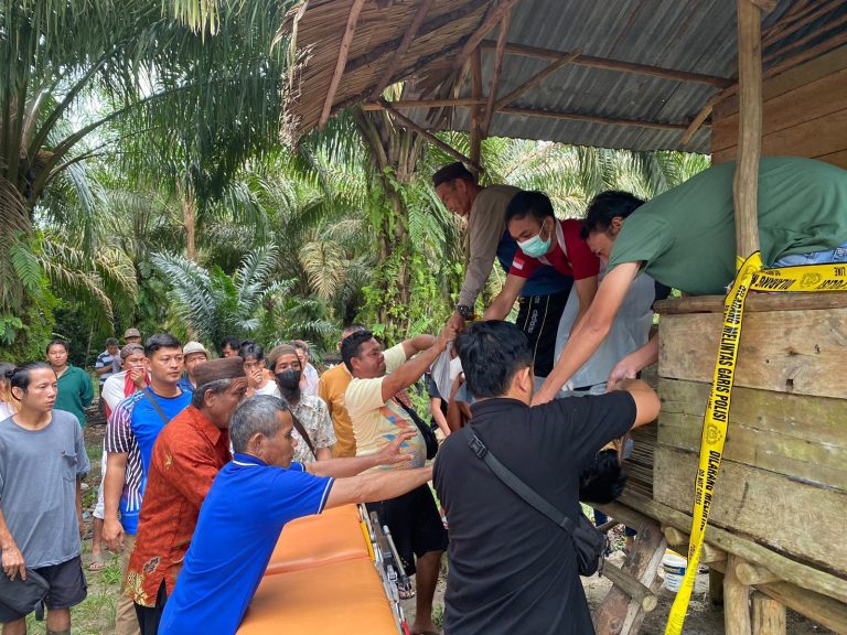 Polsek Kelapa Evakuasi Penemuan Mayat Laki-laki Di Desa Kacung