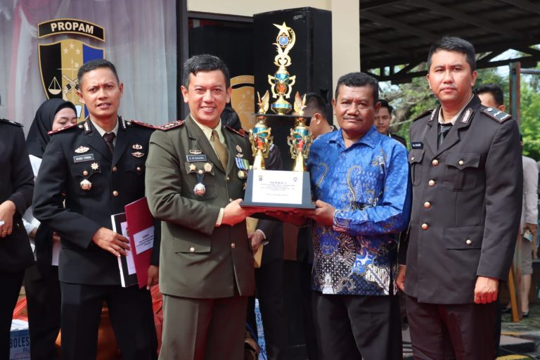 Polres Bangka Barat Berikan Piagam Lomba Siskamling Antar Desa