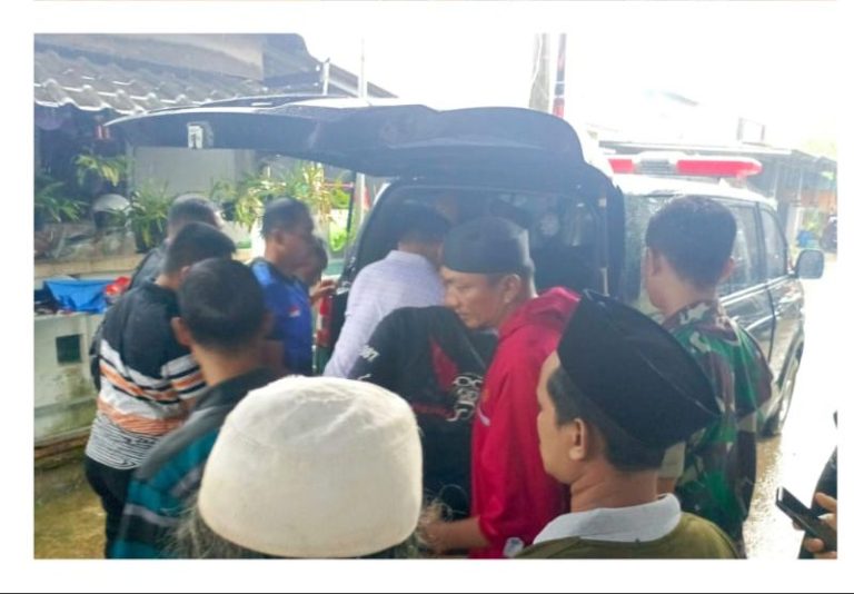 Polsek Gunung Putri Cek Tkp Anak 5 Tahun Tenggelam Di Kali Cikeas