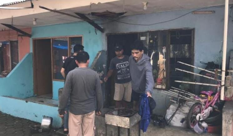 Polsek Ciawi Cek Lokasi TKP Kebakaran Rumah Kontrakan di Ciawi