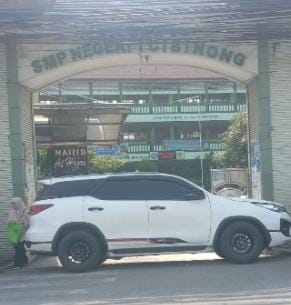 Protes PPDB Online di SMPN 1 Cibinong