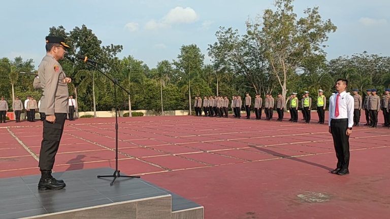 Kapolres Bangka Barat Pimpin Upacara Pemberian Penghargaan Kepada Personil Berprestasi
