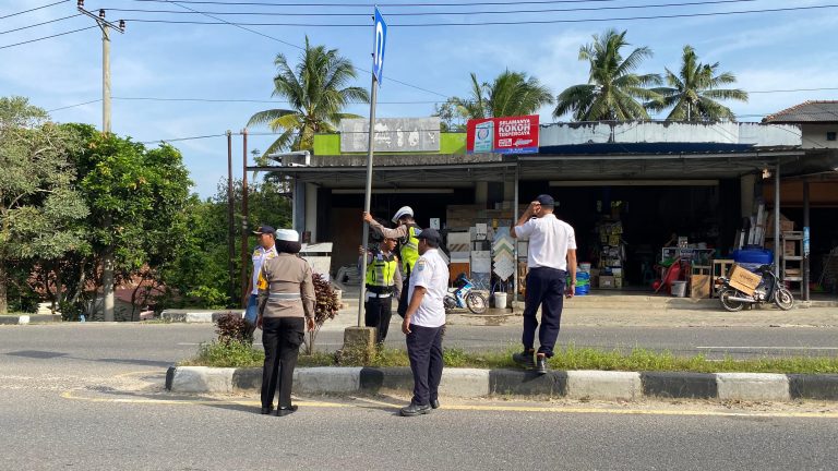 Sat Lantas Polres Bangka Barat Lakukan Pemeliharaan dan Pembersihan Rambu Lalu Lintas