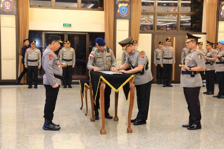 Kapolri Pimpin Upacara Kenaikan Pangkat dan Sertijab Pati Polri