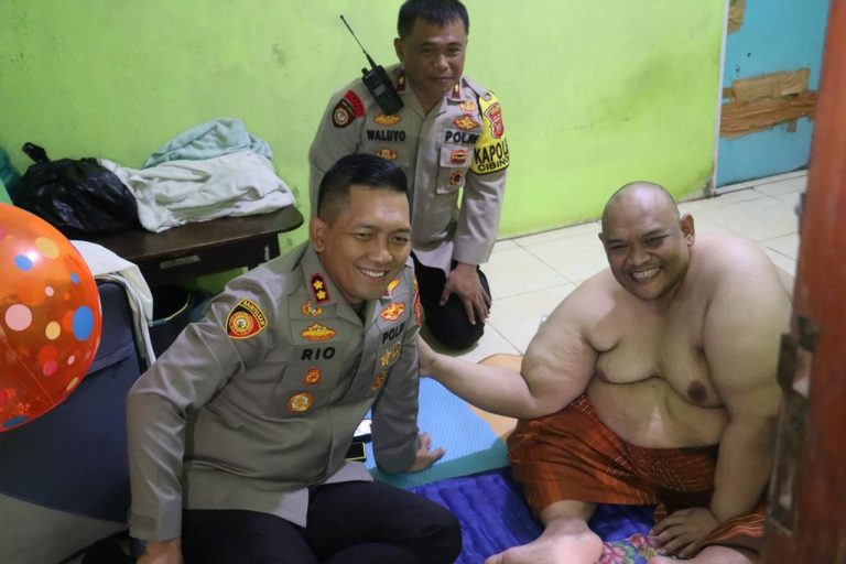 Kapolres Bogor Jenguk dan berikan bantuan moril juga medis Penderita Obesitas