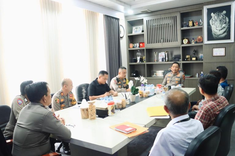 Kapolres Bogor Pimpin “Jumat Curhat”, Dengarkan Aspirasi Warga