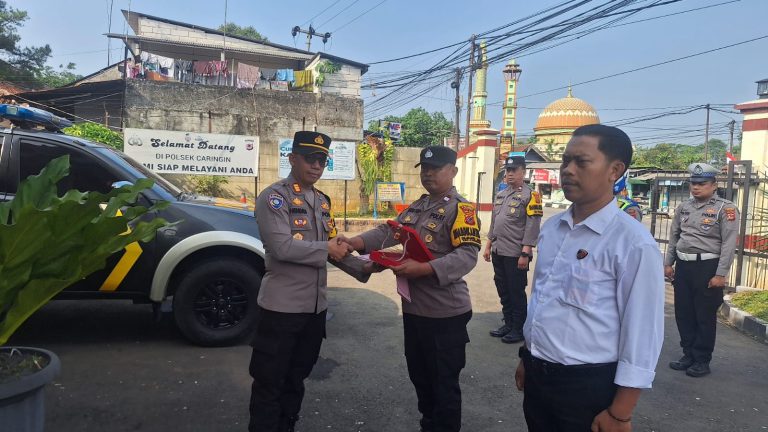 Kapolsek Caringin Beri Penghargaan Anggota Berprestasi