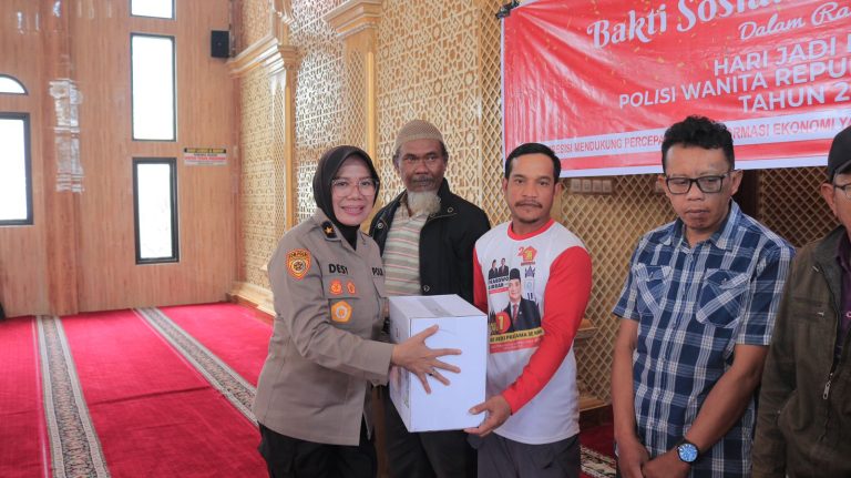 Ratusan Polwan Gelar Napak Tilas di HUT ke-76