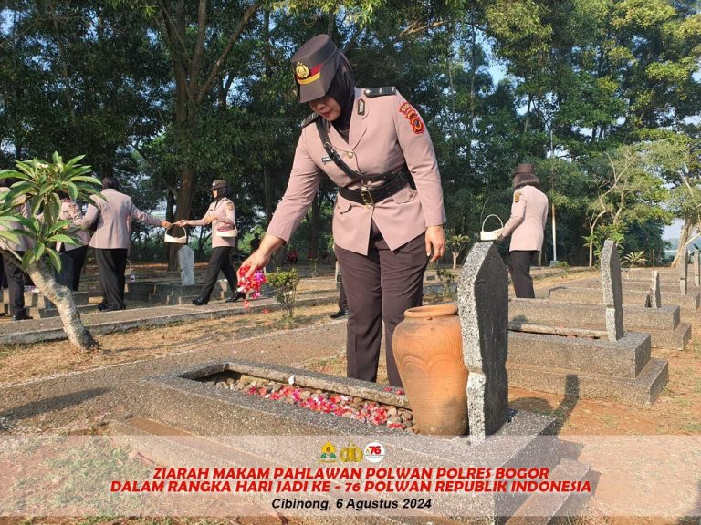 Polwan Polres Bogor Peringati HUT Ke-76, Ziarah Khidmat ke Makam Pahlawan