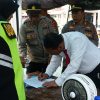 Kapolres Sukabumi AKBP Samian Tes Urin Ratusan Anggota di Hari Pertama Bertugas