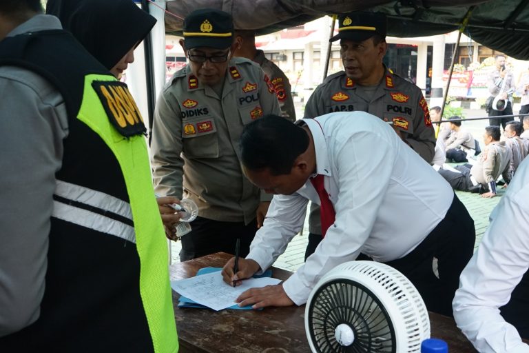 Kapolres Sukabumi AKBP Samian Tes Urin Ratusan Anggota di Hari Pertama Bertugas