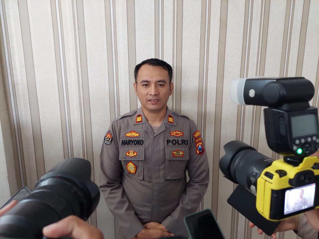 Polwan tegur pria