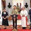 Jokowi sambut paus