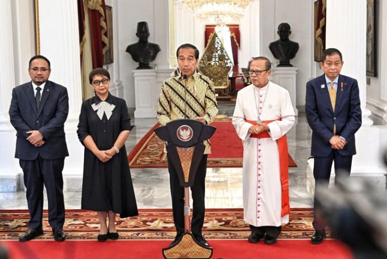 Jokowi sambut paus