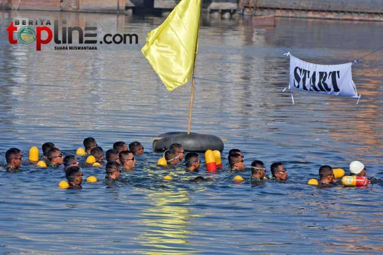 Prajurit Marinir Diuji dalam Lomba Renang Laut 1000 Meter Binsat 2024
