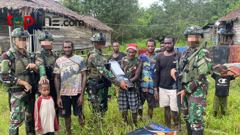 Satgas Marinir Terangi Kampung Sokamu, Wujudkan Papua Terang