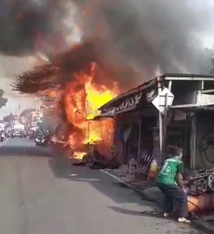 Kebakaran di Jl. Raya Tajur, Kota Bogor: Damkar Sigap Atasi Api dalam 2 Jam