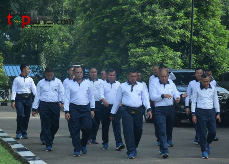 Dankormar dan Pejabat Utama Kormar Gelar Jalan Sehat Untuk Kebugaran