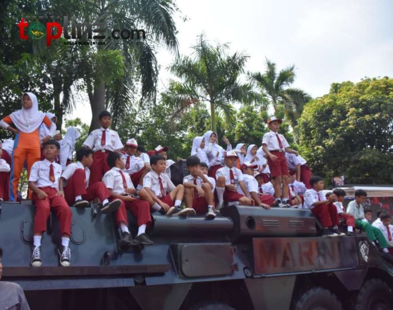 Ribuan Siswa Antusias Naik Tank Marinir Usai Santap Makan Bergizi Gratis