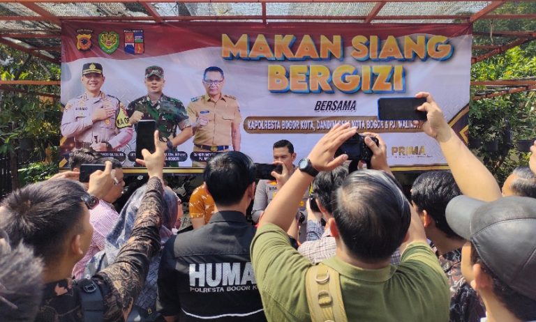 Kolaborasi TNI Polri dalam Program Makan Siang Bergizi untuk Siswa SDN 