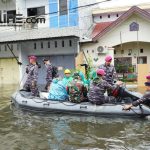 Prajurit Marinir Selamatkan Warga Terjebak Banjir di Makassar