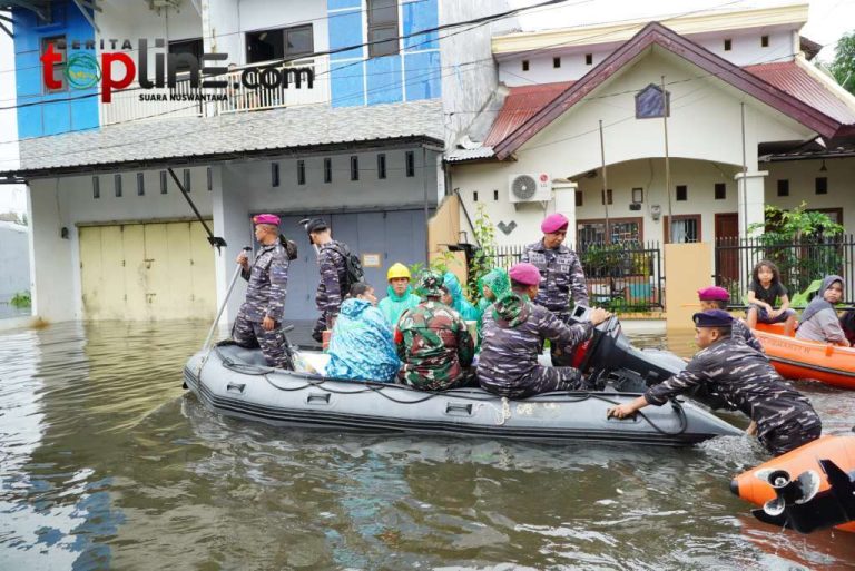 Prajurit Marinir Selamatkan Warga Terjebak Banjir di Makassar