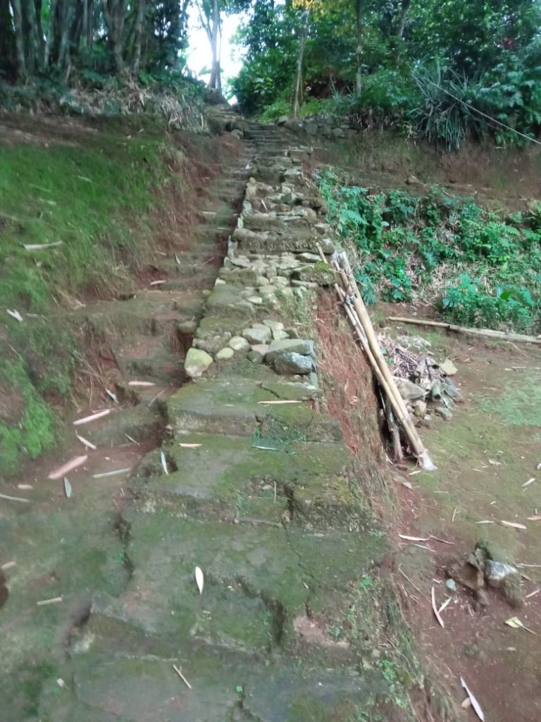 Jalan Rusak di Kampung Totopong Cipicung: Tak Kunjung Mendapat Solusi