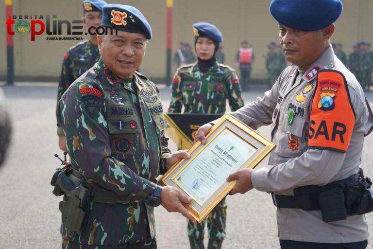 Satuan Brimob Polda Jatim Terima Penghargaan atas Dedikasi dalam Operasi Kemanusiaan