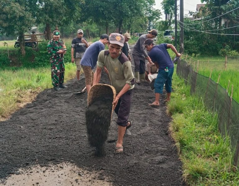 Jalan Rusak Tak kunjung Tertangani, Kades Jayamulya Turun Tangan