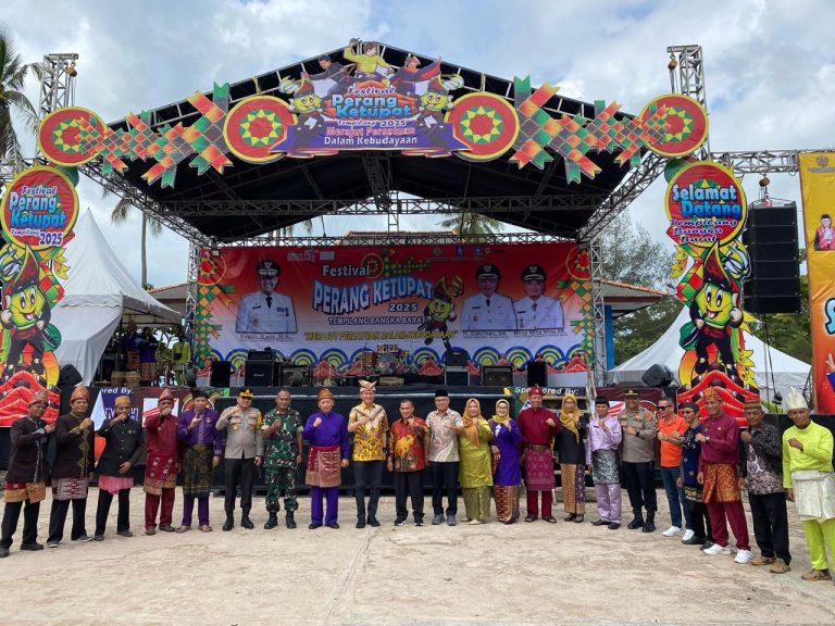 Kapolres Bangka Barat Hadiri Perang Ketupat Tempilang: Tradisi Luhur yang Menyatukan