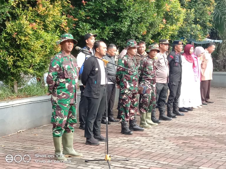 TNI dan Warga Bogor Bersinergi Bersihkan Sungai Cipakancilan Sambut Ramadhan