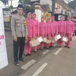 Bhayangkari Polsek Caringin Bagikan Takjil, Wujud Kepedulian di Bulan Ramadhan