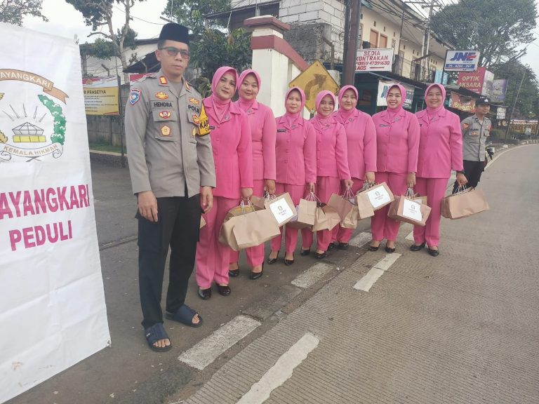 Bhayangkari Polsek Caringin Bagikan Takjil, Wujud Kepedulian di Bulan Ramadhan