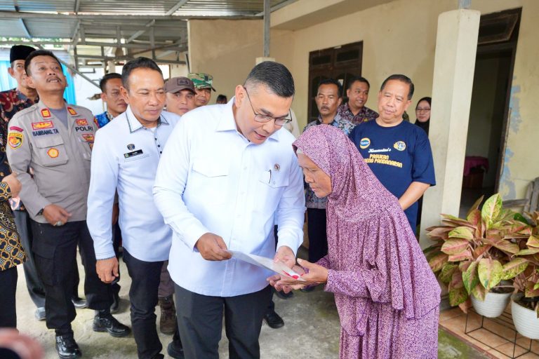 Wamen ATR/BPN Serahkan 65 Sertipikat Elektronik kepada Warga Semarang