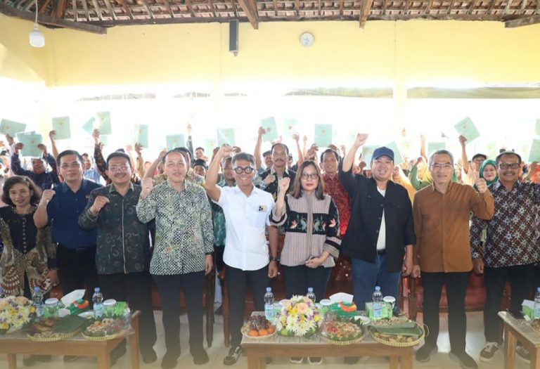 Menteri Nusron Serahkan 811 Sertipikat Hasil Program Konsolidasi Tanah