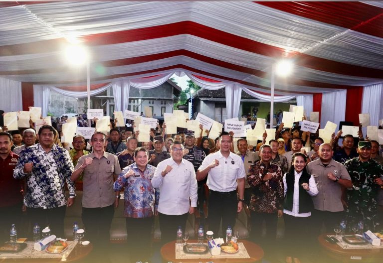 AHY dan Wamen ATR Serahkan 136 Sertifikat Tanah di Pacitan
