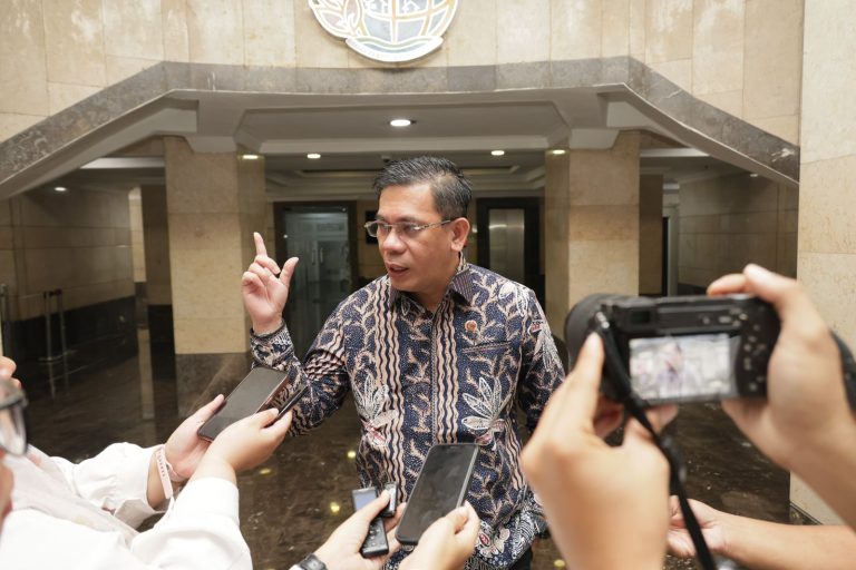 Menteri ATR Kunjungi Sulut, Perkuat Sinergi dan Serahkan Sertifikat Rumah Ibadah