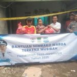 Kades Jayamulya Asep Gunawan Sigap Bantu Korban Kebakaran