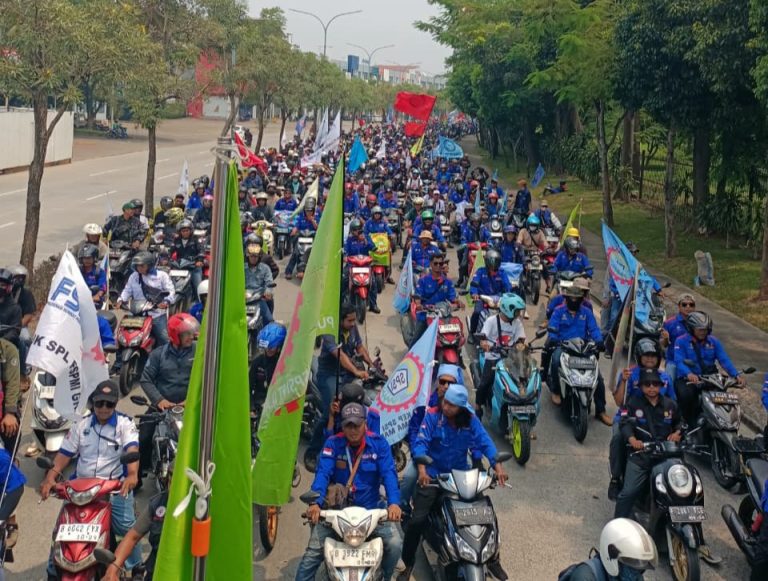 Buruh Bekasi Tuntut Kenaikan Upah 15% dan Bentuk PHI