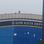Pekerja di Atap GOR Kota Depok Tanpa APD, Pengawasan K3 Dipertanyakan